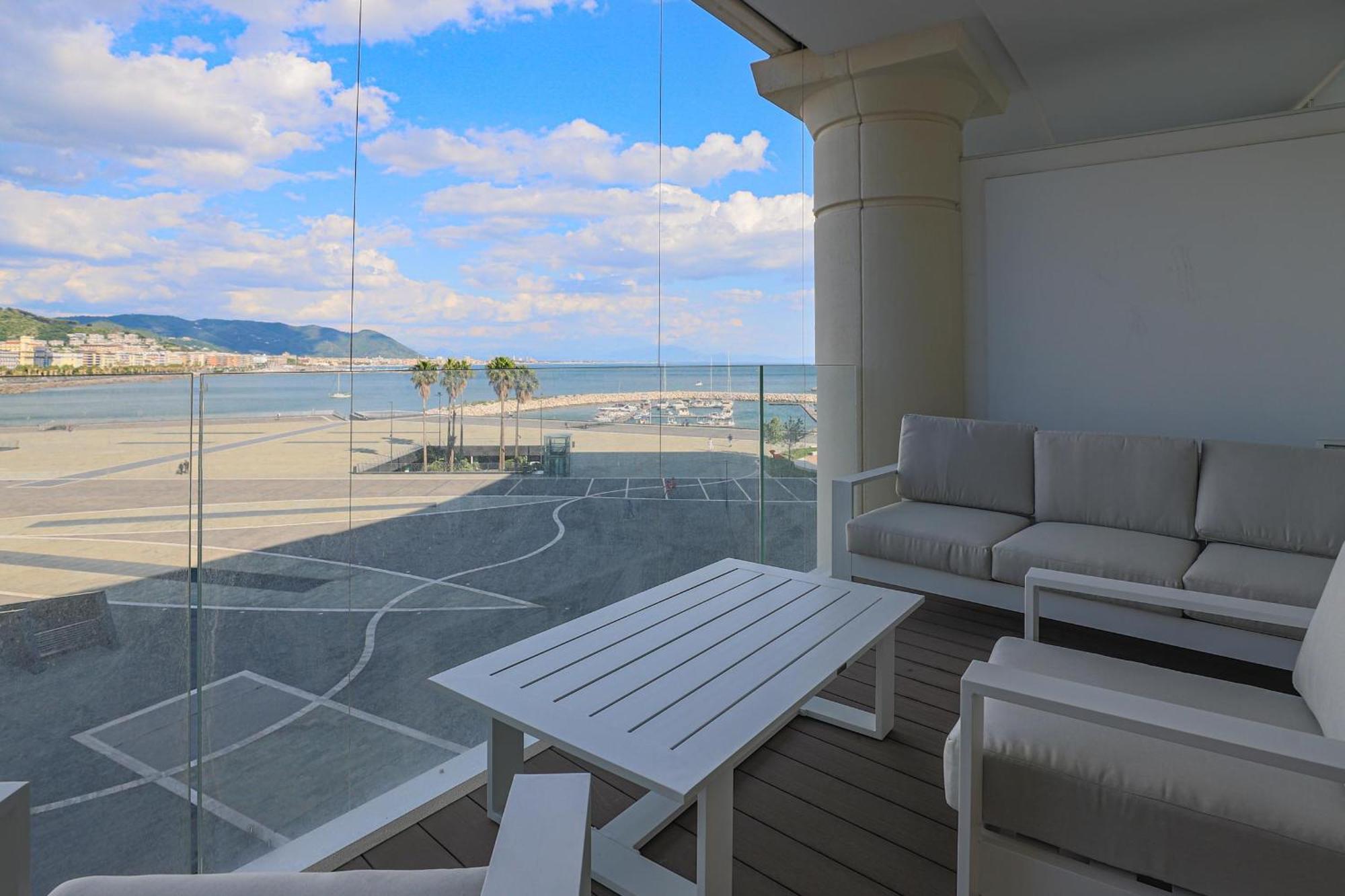 Amami Al Crescent Apartment ซาแลร์โน ภายนอก รูปภาพ